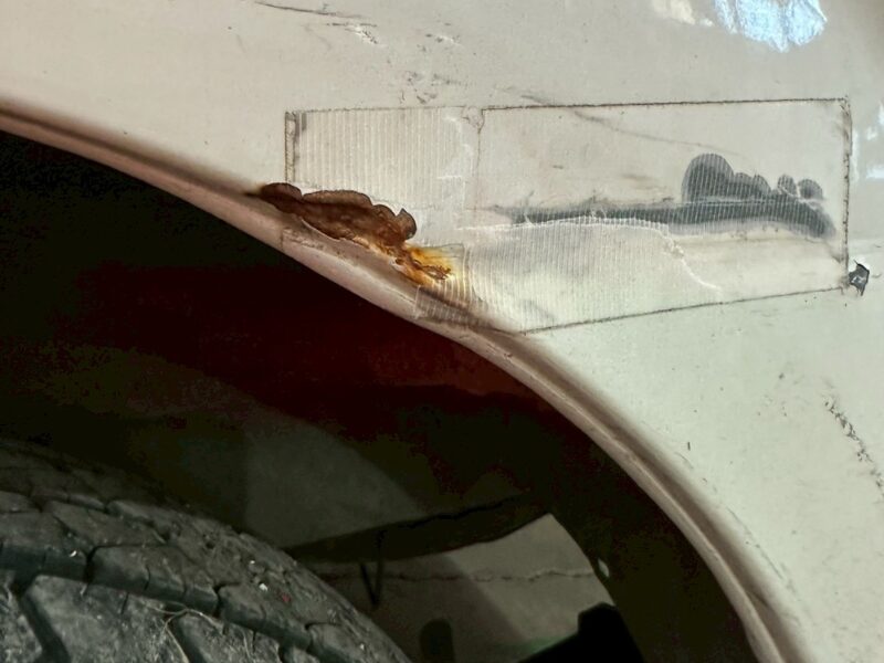 フェンダー内側に錆が発生している損傷箇所の状態