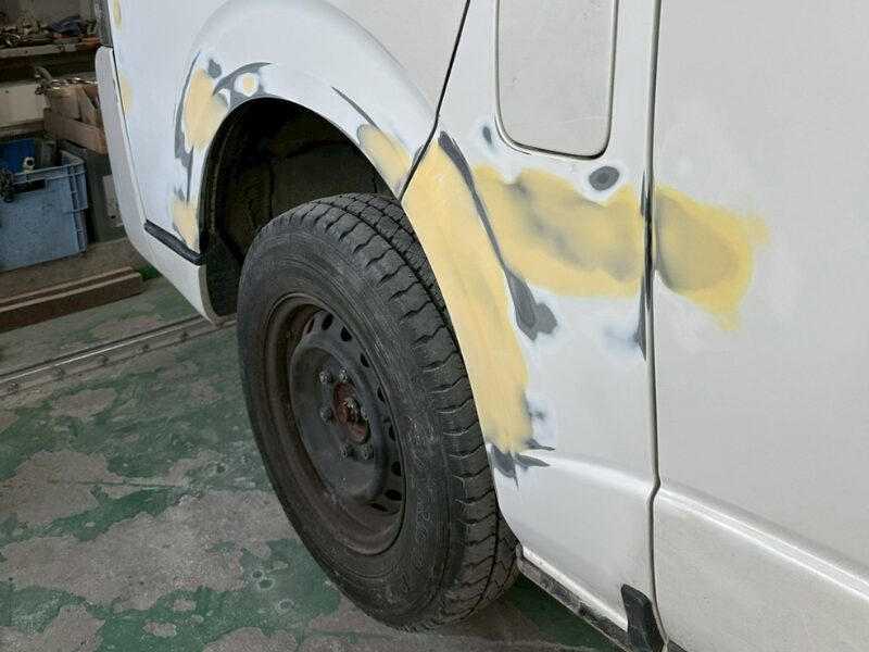 リアフェンダーとサイドパネルにパテ処理を施した途中状態