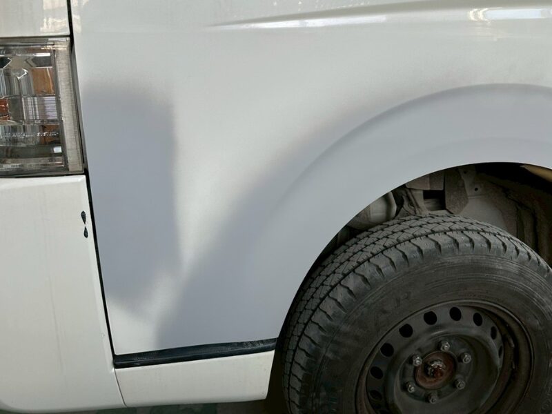 修復後のリアフェンダーとタイヤ周辺の仕上がり状態