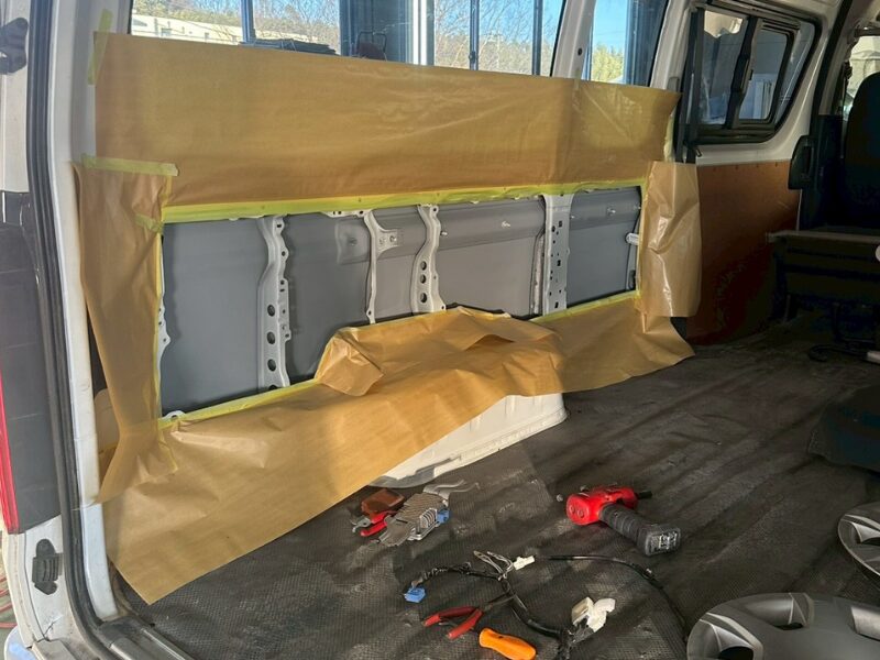 破損したサイドパネル内部を露出させ、修復準備を行っている状態