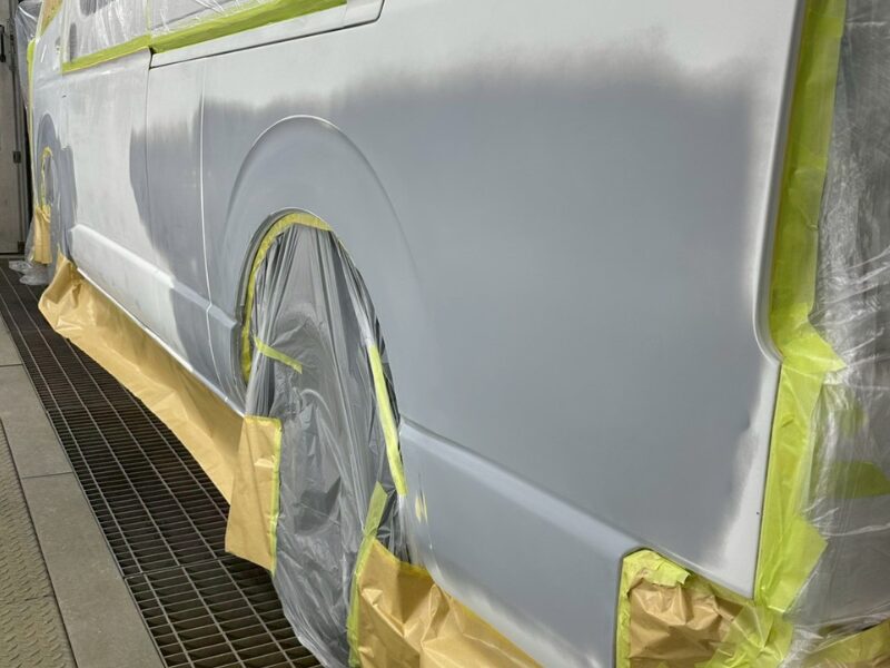 リアフェンダー周辺を養生し、パテ成形を行っている途中工程