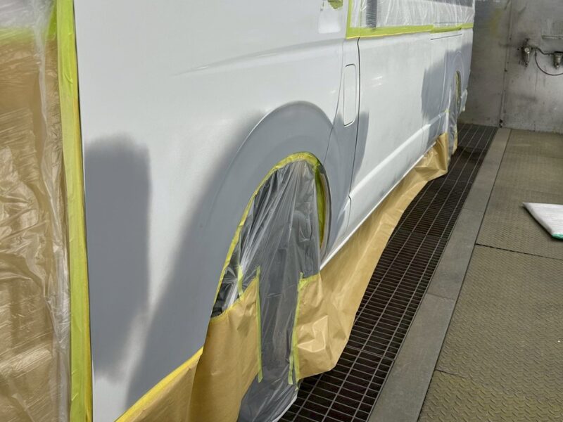 フェンダーアーチ部分を中心にパテで形状修正している工程