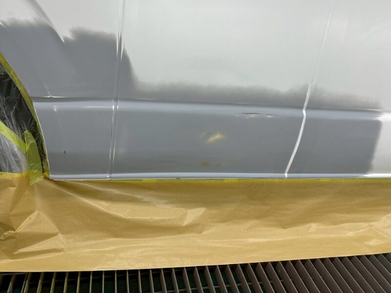 サイドパネル下部をパテ処理し、塗装前に養生された状態