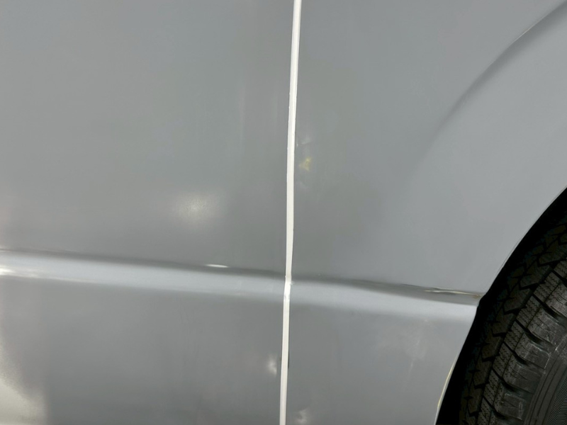 サイドパネルの継ぎ目ラインを整え、表面の歪みを修正した状態