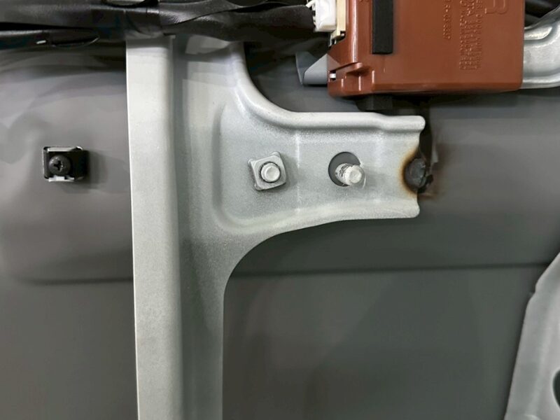 サイドパネル内部構造と固定部を確認できる修理途中の状態