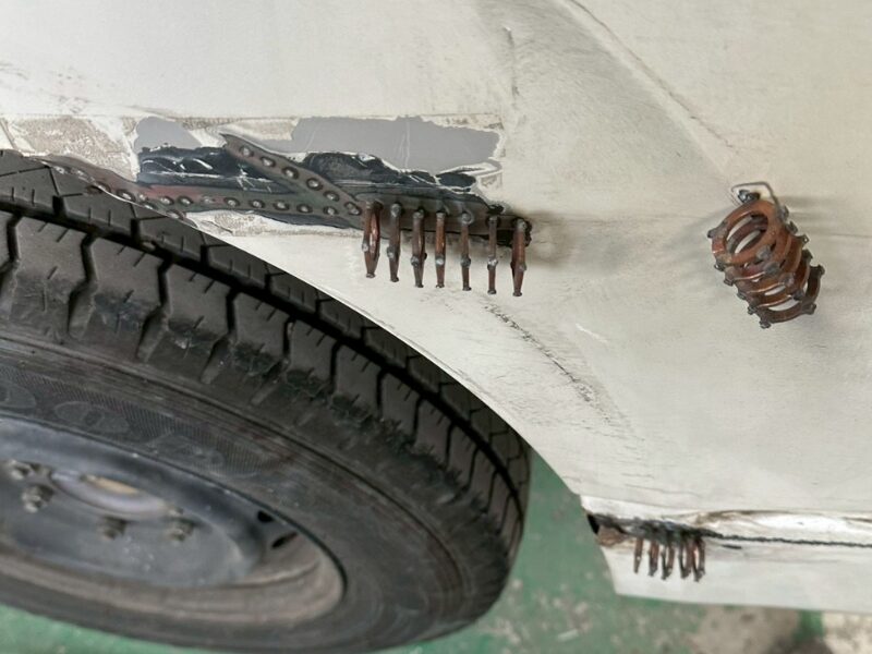 フェンダーアーチ周辺にスタッド溶接ピンを打ち、形状修正を行っている状態