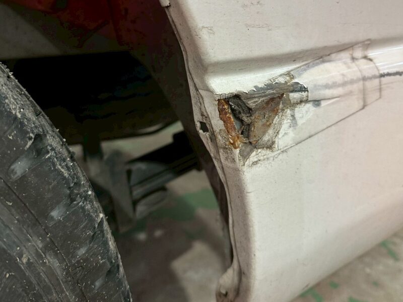 リアフェンダーが大きく破損し、内部構造まで露出している車両の損傷状態