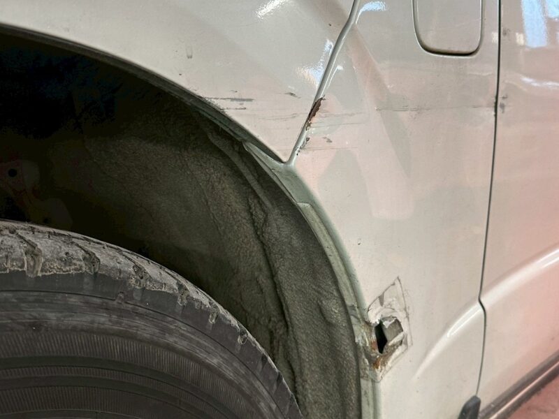 フェンダー内側が変形し、タイヤとのクリアランスが崩れている損傷状態