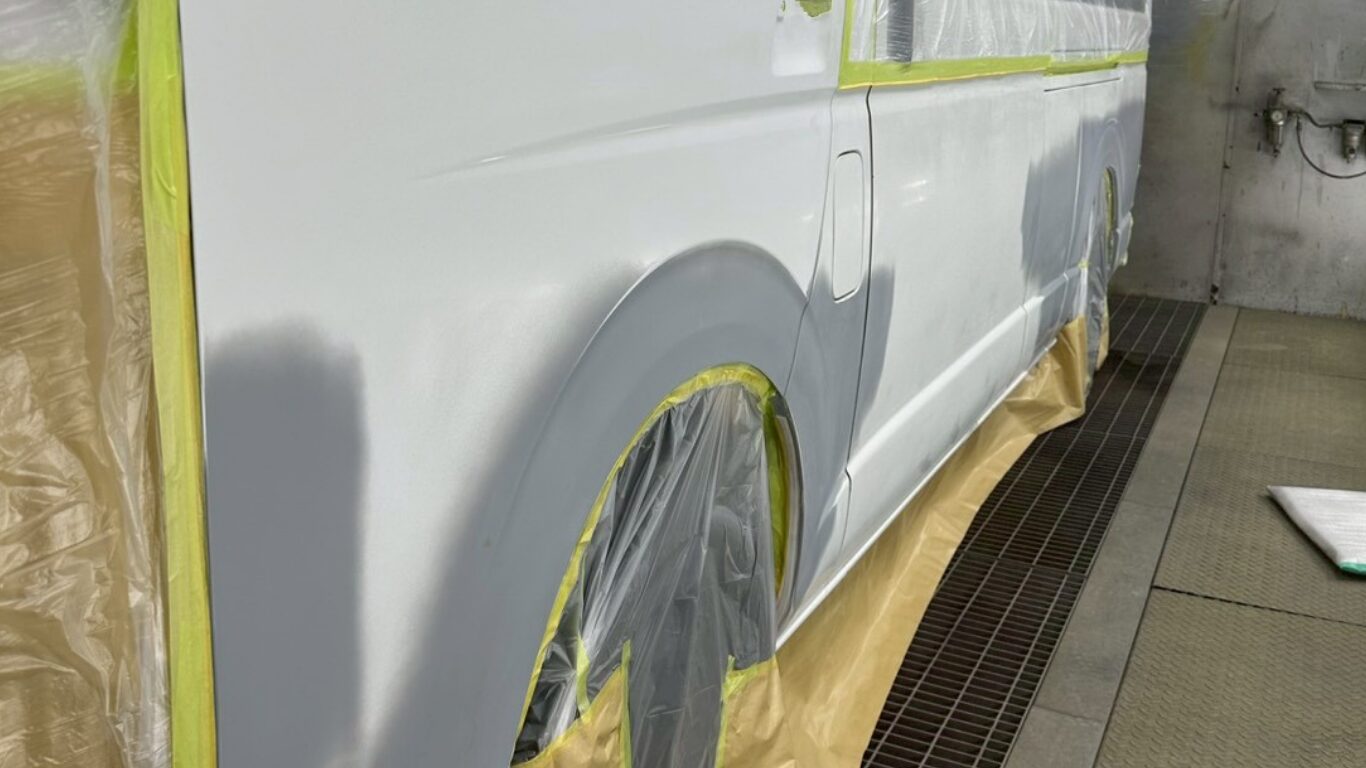 ハイエース左サイド大破を板金修理で対応した作業工程の様子。交換せず、下地処理まで行った修理事例